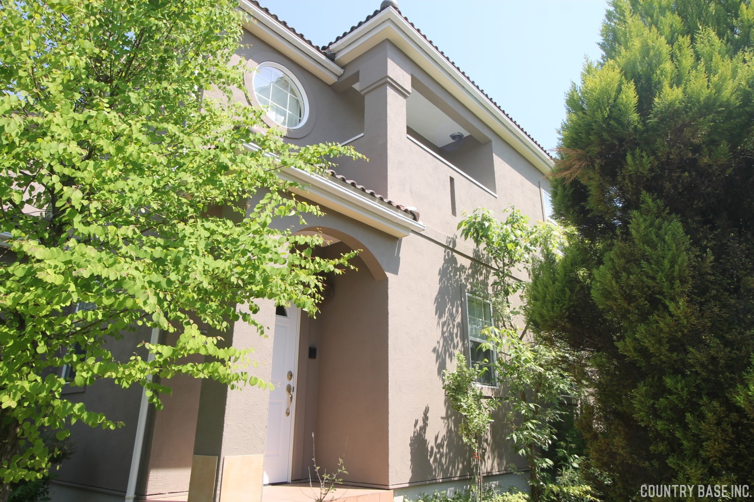 りく＆カイ　赤い窓のモルタル背景とニャンコ柄のリースプランター りく＆カイ様専用 赤い窓のモルタル背景とニャンコ柄のリース