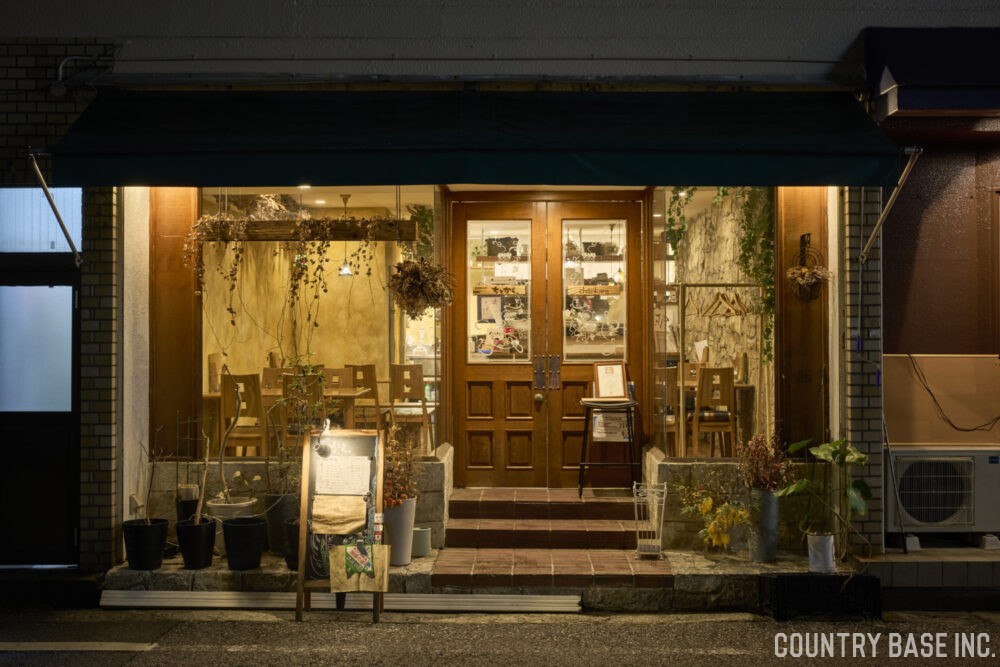 外構にデザインコンクリートを施した飲食店