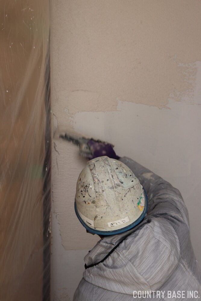 外壁塗壁材soiを施工する職人