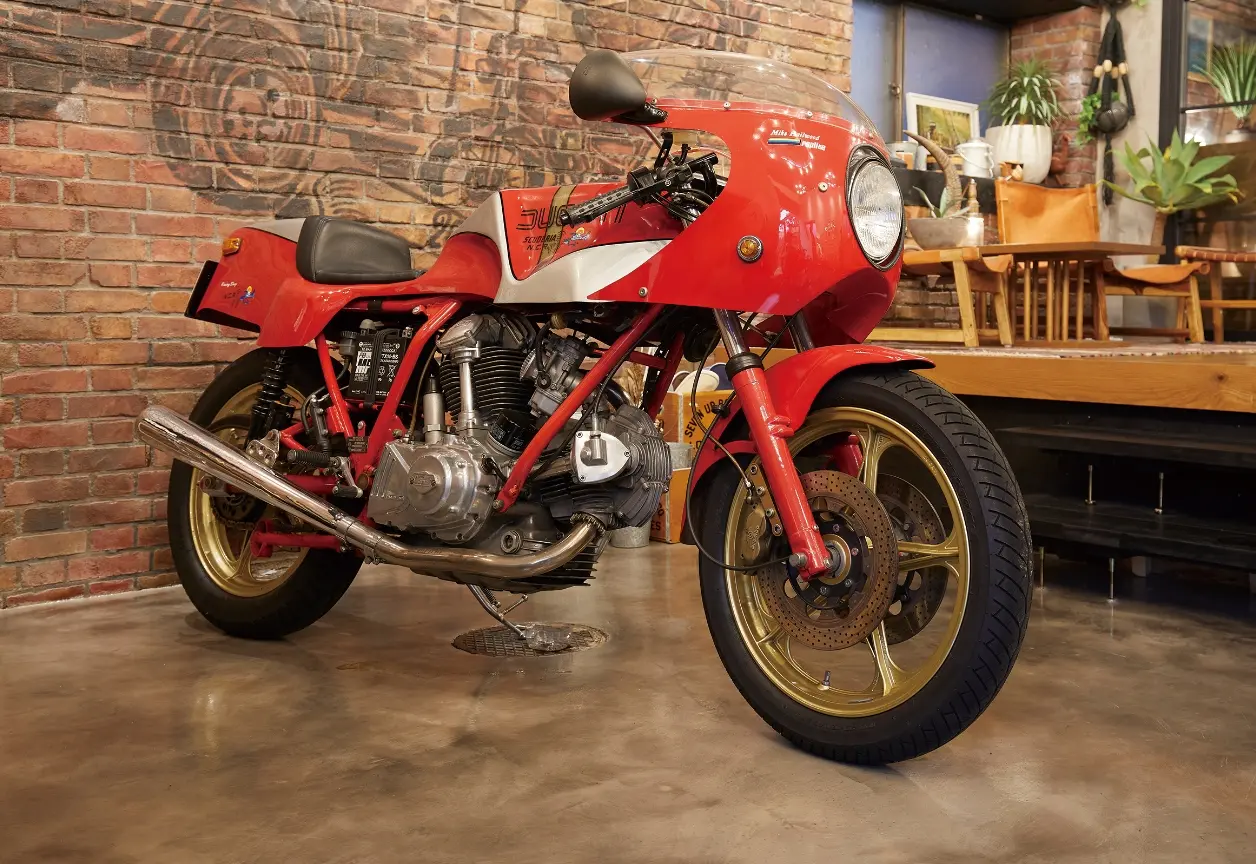 バイクがヴィンテージ感漂よう壁とマッチ