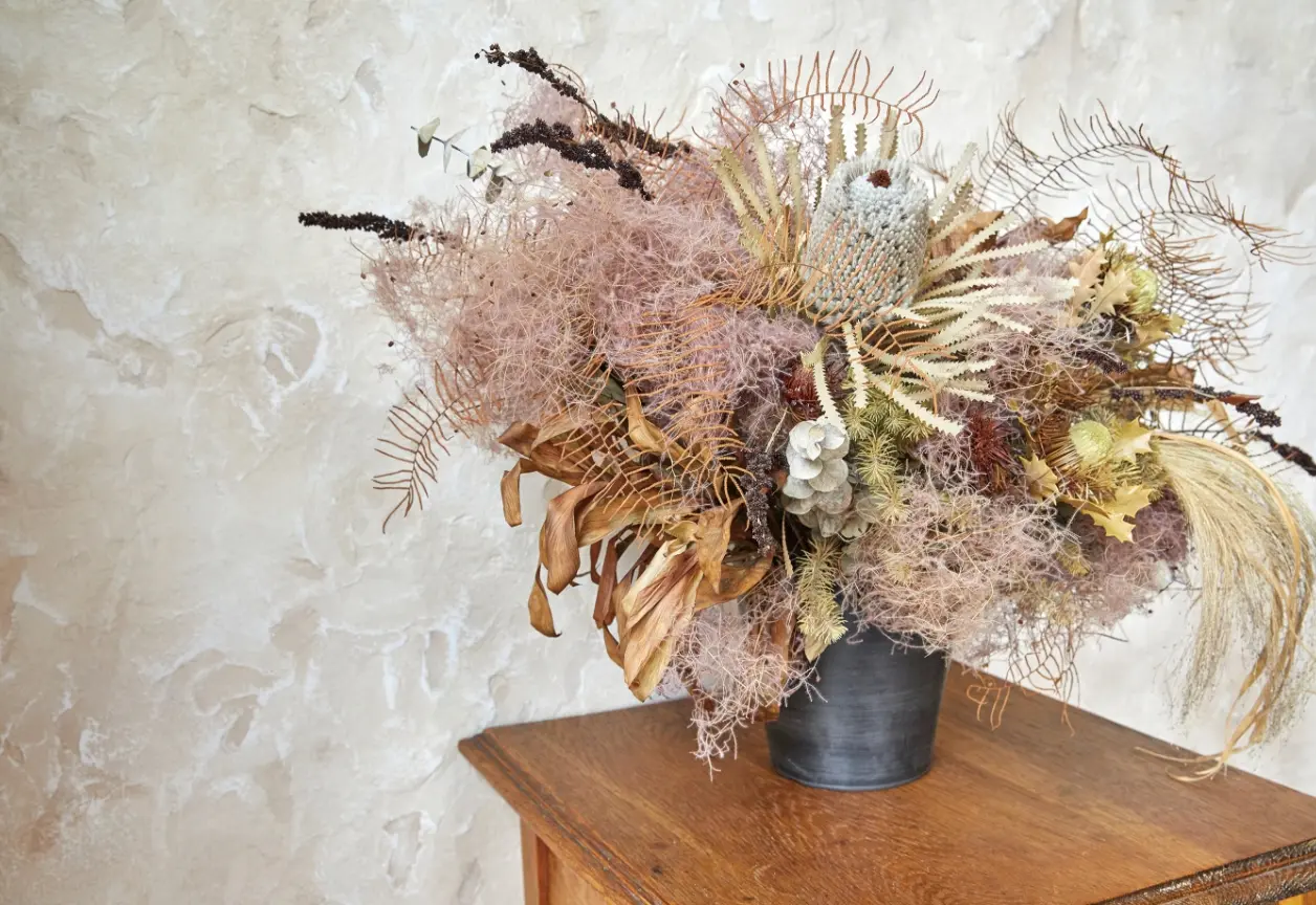 おしゃれなフラワーアレンジとおしゃれな壁面