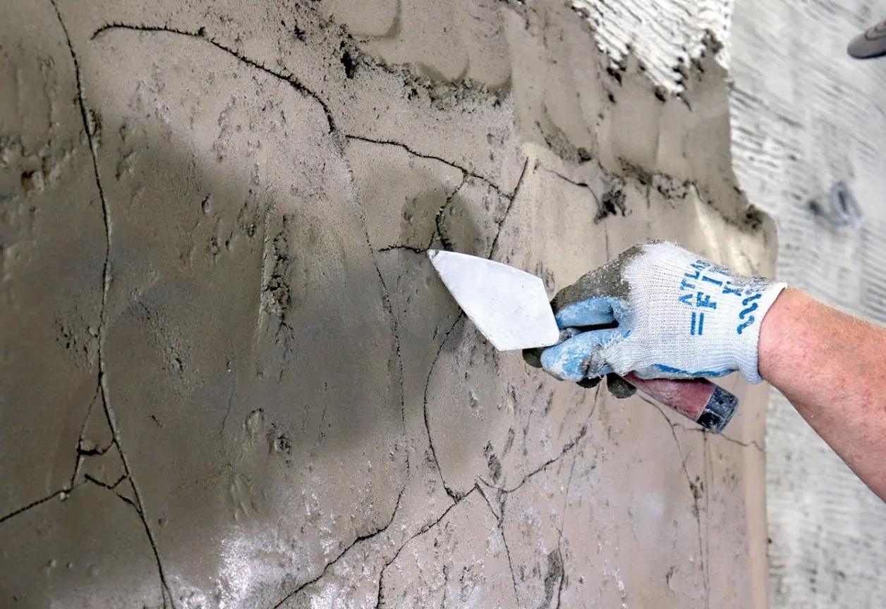 職人がデザコンウォールの造形を行っている