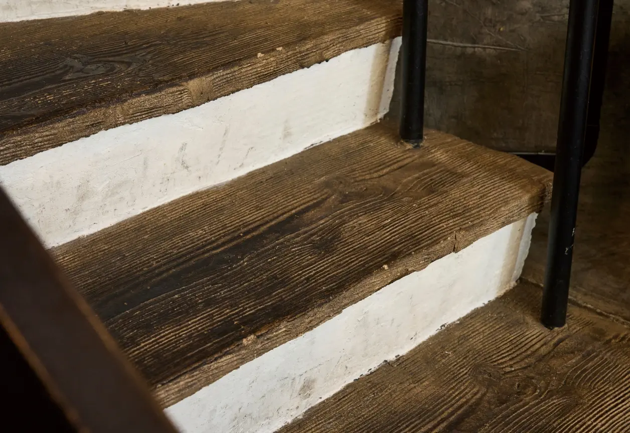 木目調に作られたオーバーレイの階段