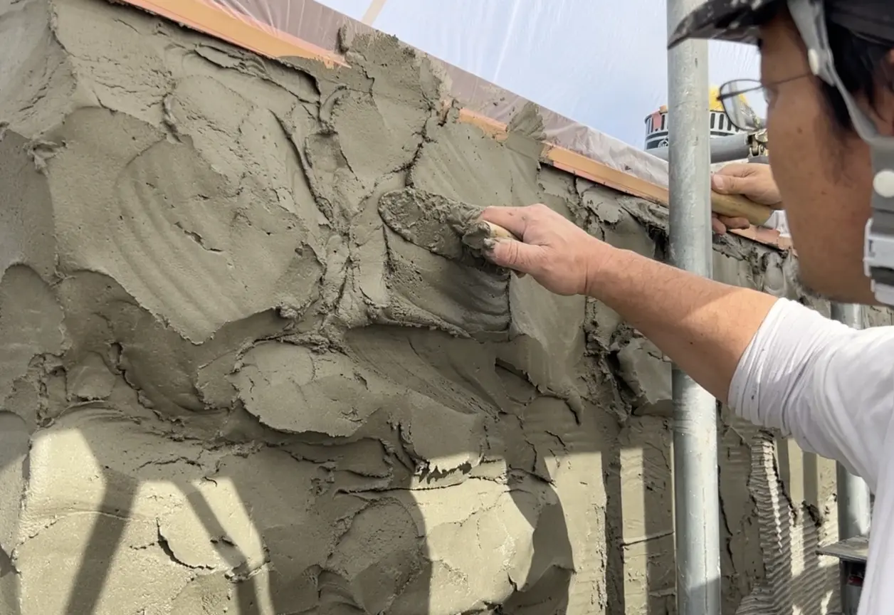 デザコンウォールを塗りつけている画像