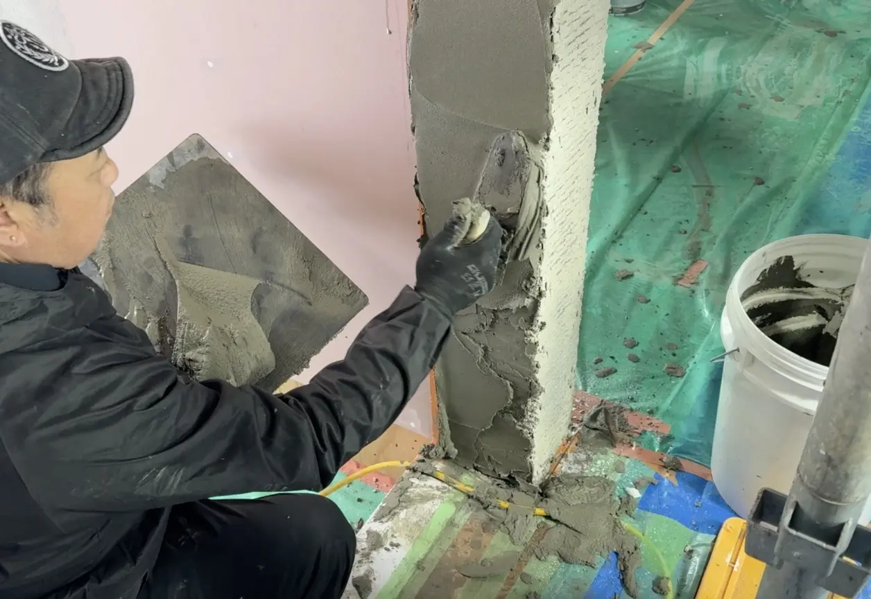 デザコンウォールを塗りつけている画像