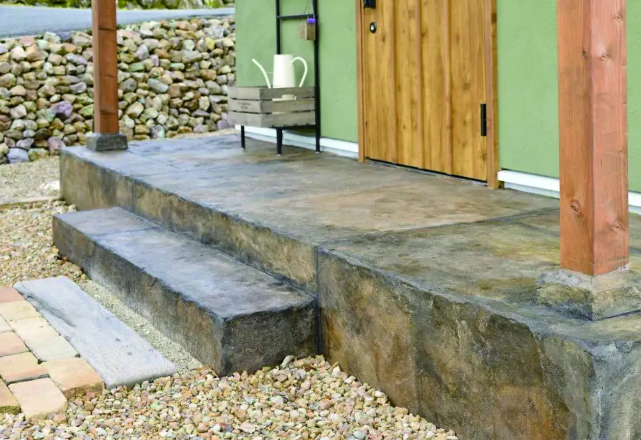 レンガ調に作られたオーバーレイの玄関アプローチ