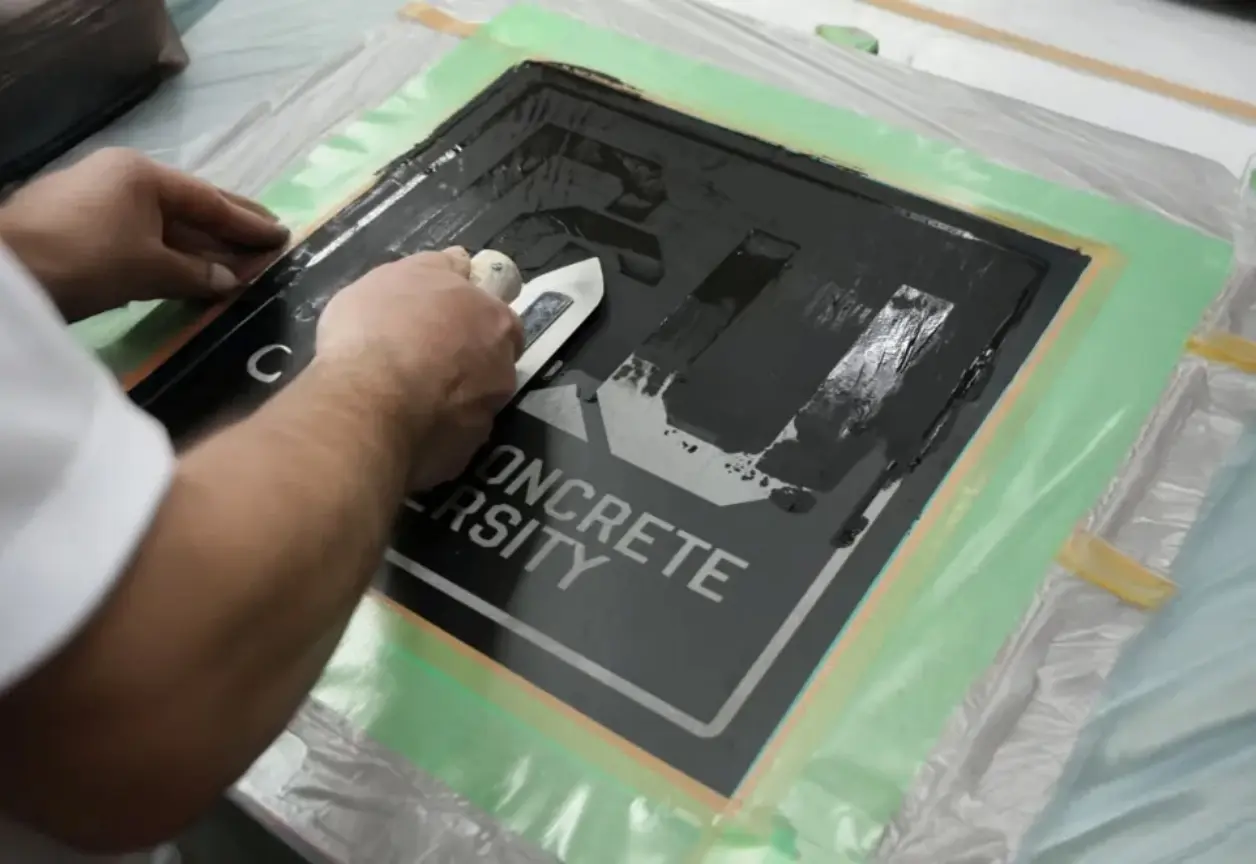 ステンシル施工の実技をしている画像