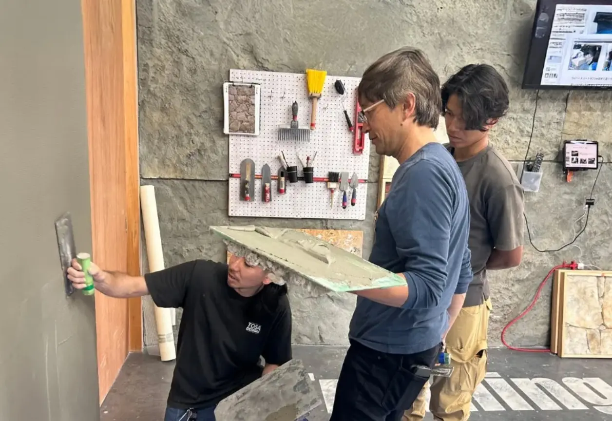 壁面に施工している画像