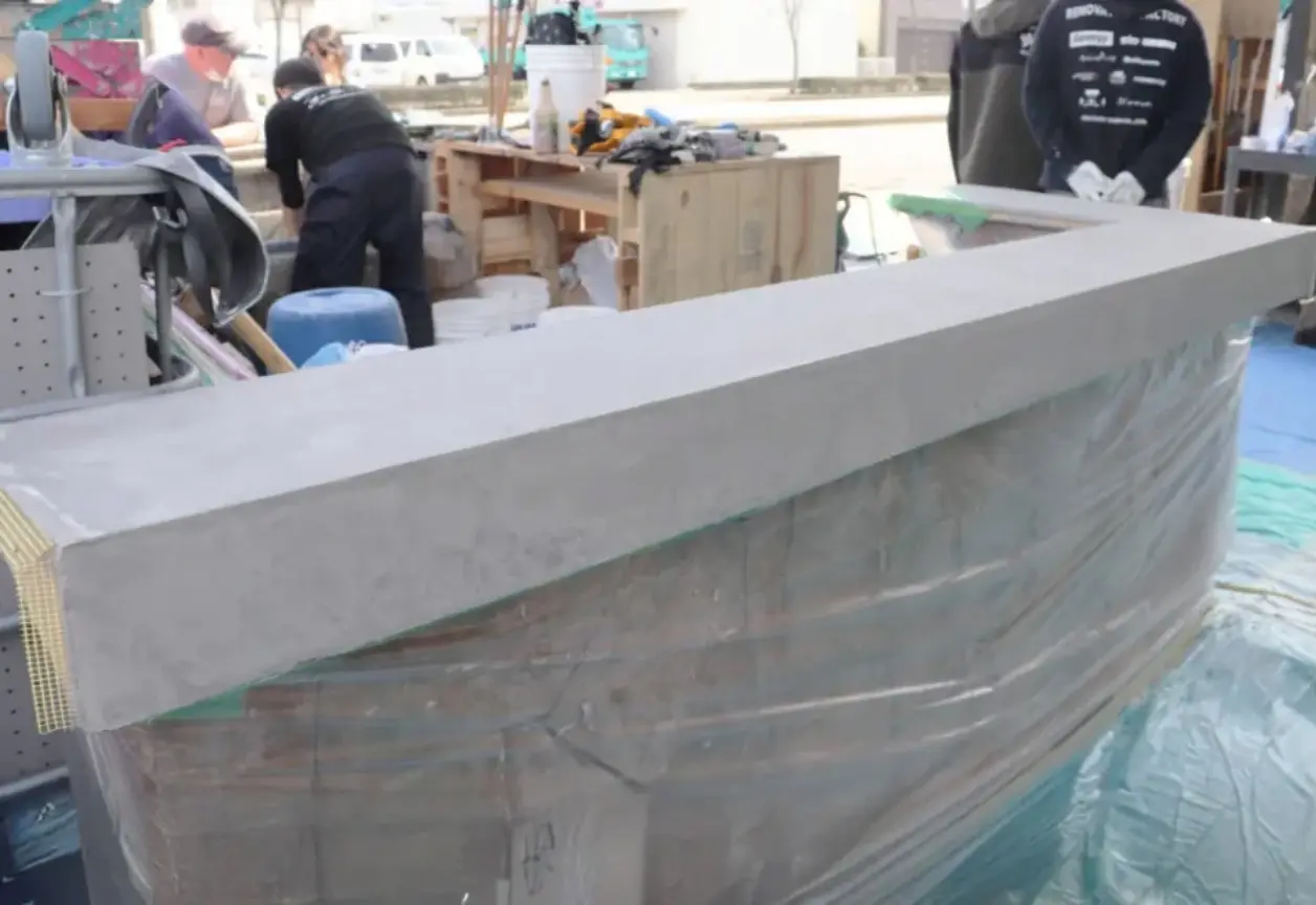 MPCをカウンターに施工している画像