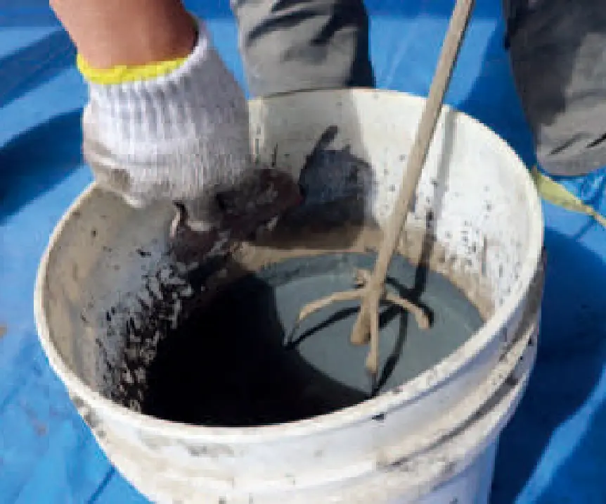 職人さんがコンクリートを混ぜている画像