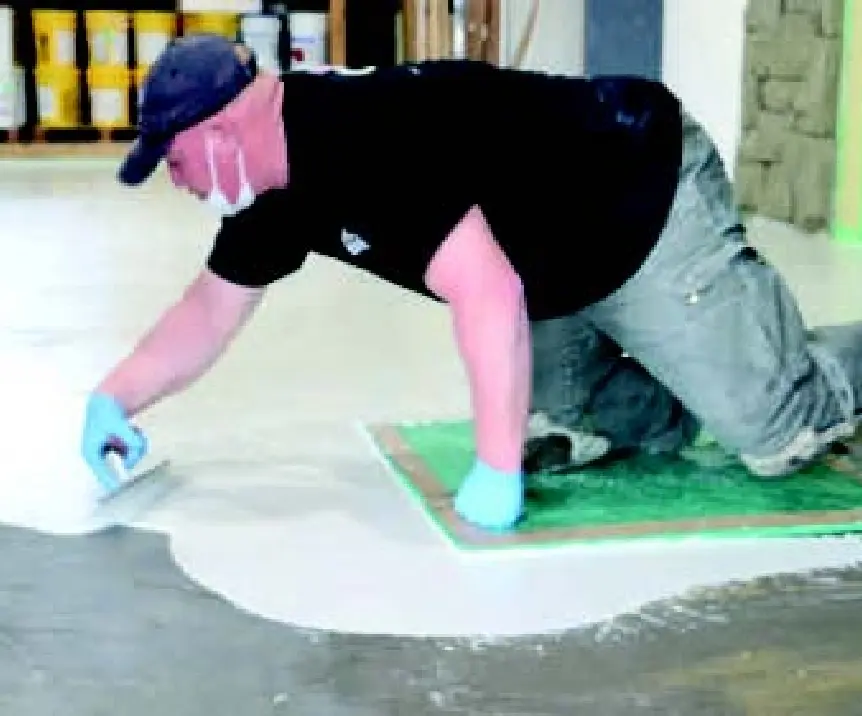 職人さんがMPCを床に塗っている画像