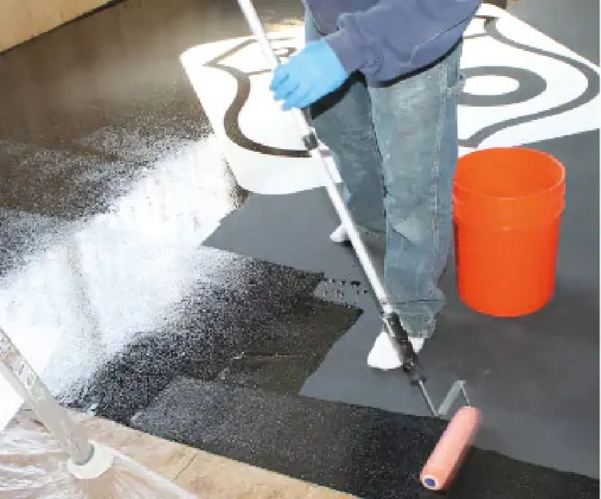 MPCの床を保護するトップコートを塗っている画像