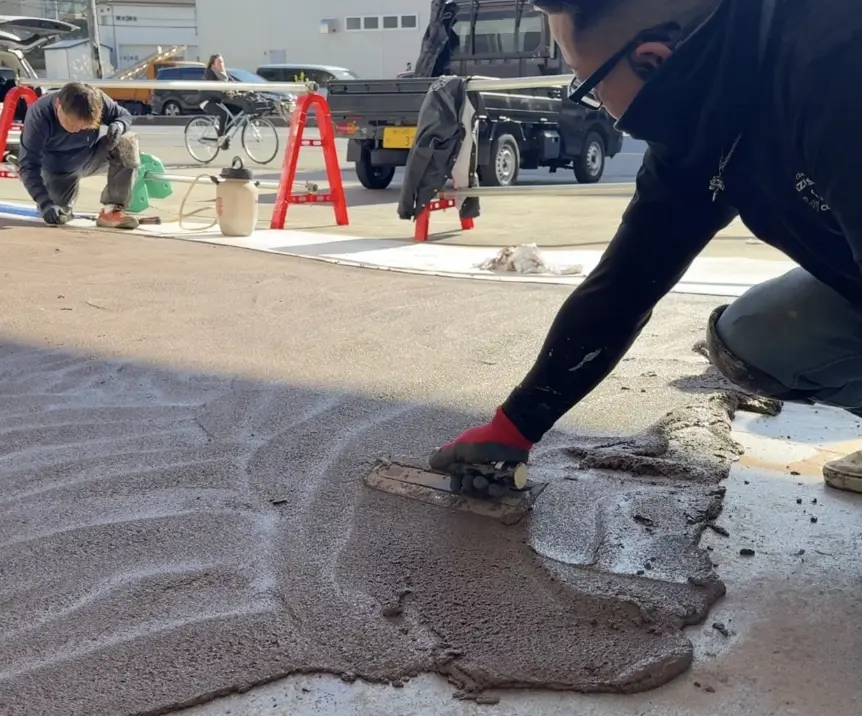 既存コンクリートにオーバーレイを塗っている画像