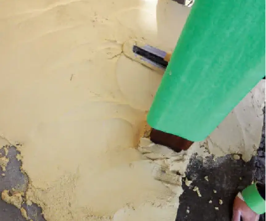 既存コンクリートにオーバーレイを塗っている画像