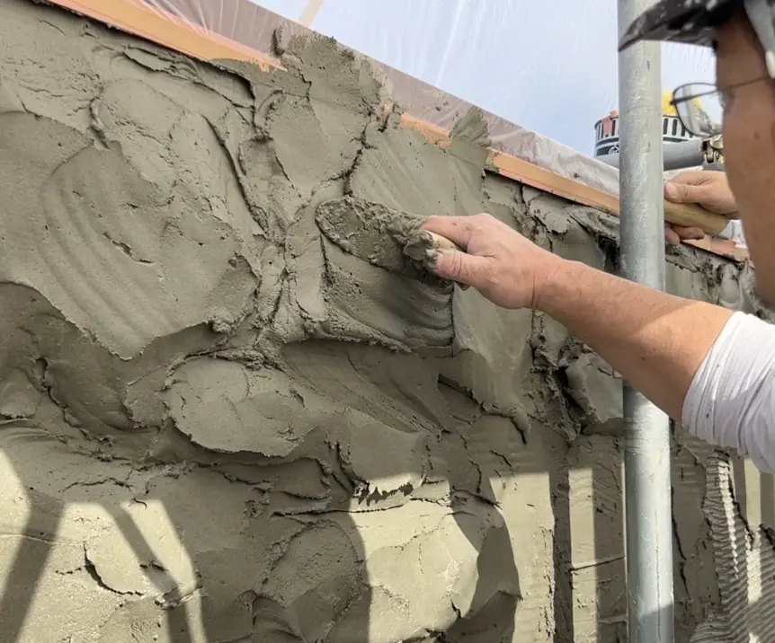 デザコンウォールを塗りつけている画像