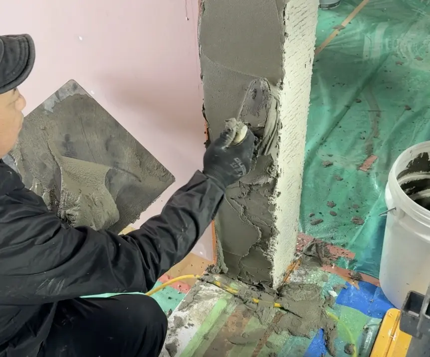 デザコンウォールを塗りつけている画像