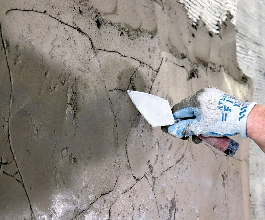 職人がデザコンウォールの造形を行っている