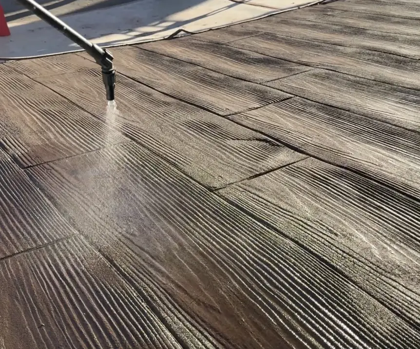 スプレーを吹きつけアンティーク感を演出