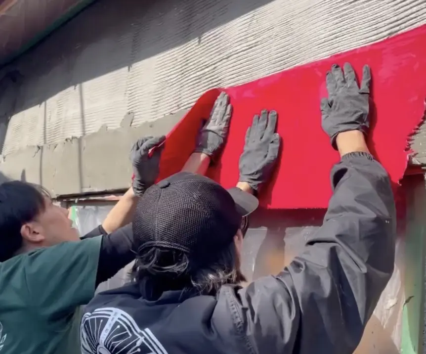 職人がデザコンウォールの造形を行っている