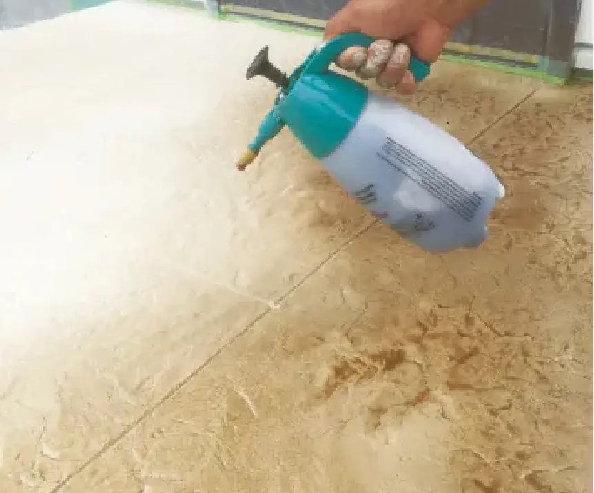 スプレーを吹きつけアンティーク感を演出