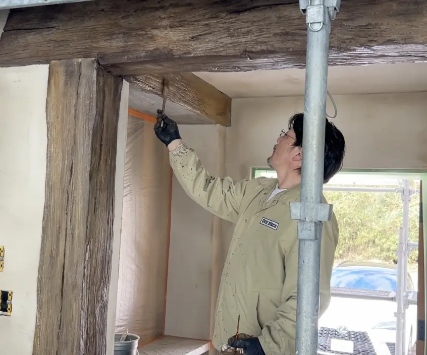 デザコンウォールにブラシで着色している