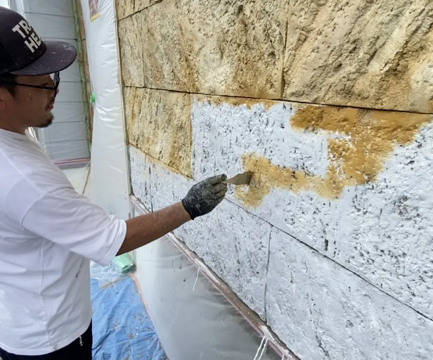 デザコンウォールにブラシで着色している