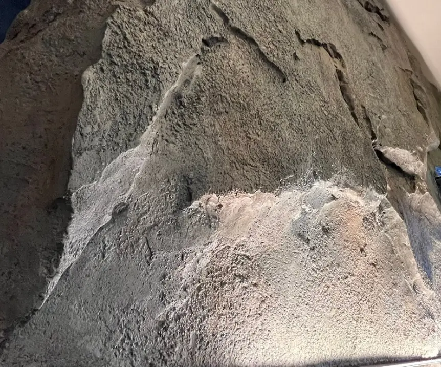 本物の岩石のような壁