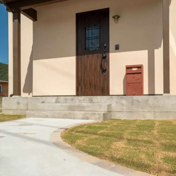 オーバーレイが施された玄関アプローチの画像