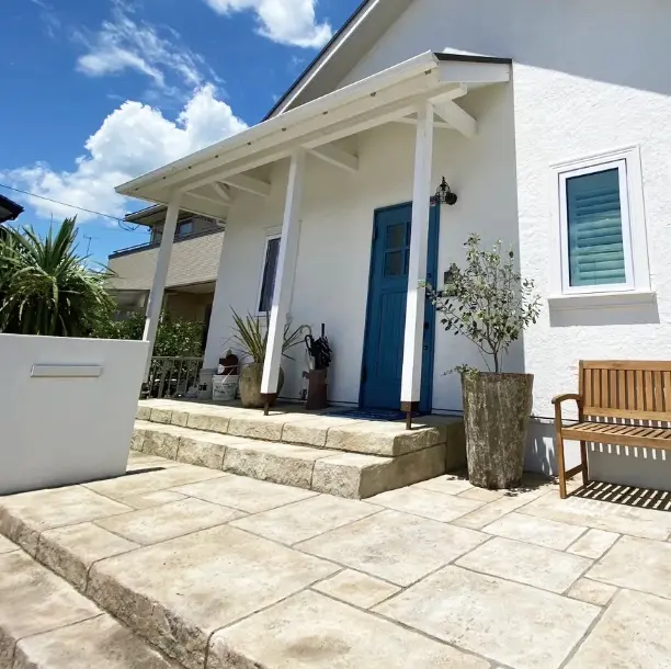 オーバーレイが施された玄関アプローチの画像