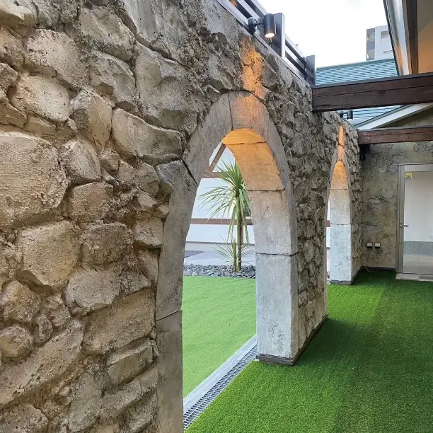 本物の石のような壁面