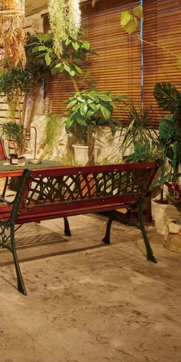 オーバーレイが施された室内の内装の画像