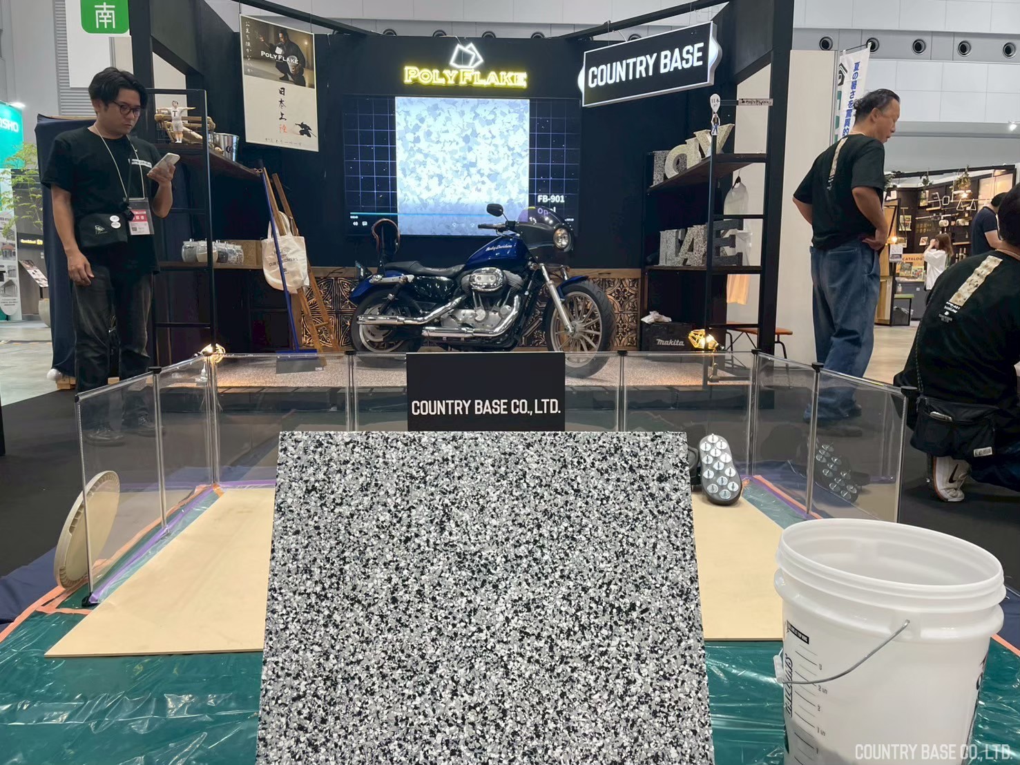 リフォーム産業フェア カントリーベースのブース PolyFlake展示とハーレーダビッドソン 古民家×アメリカン