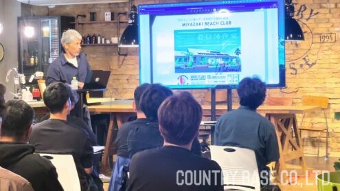 事例を紹介するスライドと会場の様子